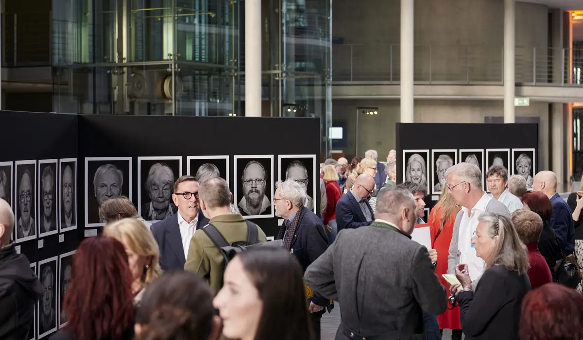 Blick in die Ausstellung "Staatssicherheitsinhaftierung" von André Wagenzik bei der Eröffnung im Paul-Löbe-Haus.