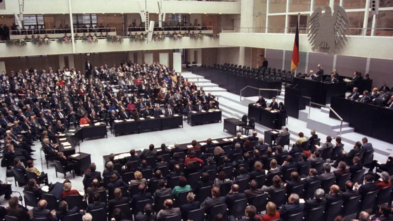 Während der Eröffnungsansprache von Alterspräsident Willy Brandt im Plenarsaal