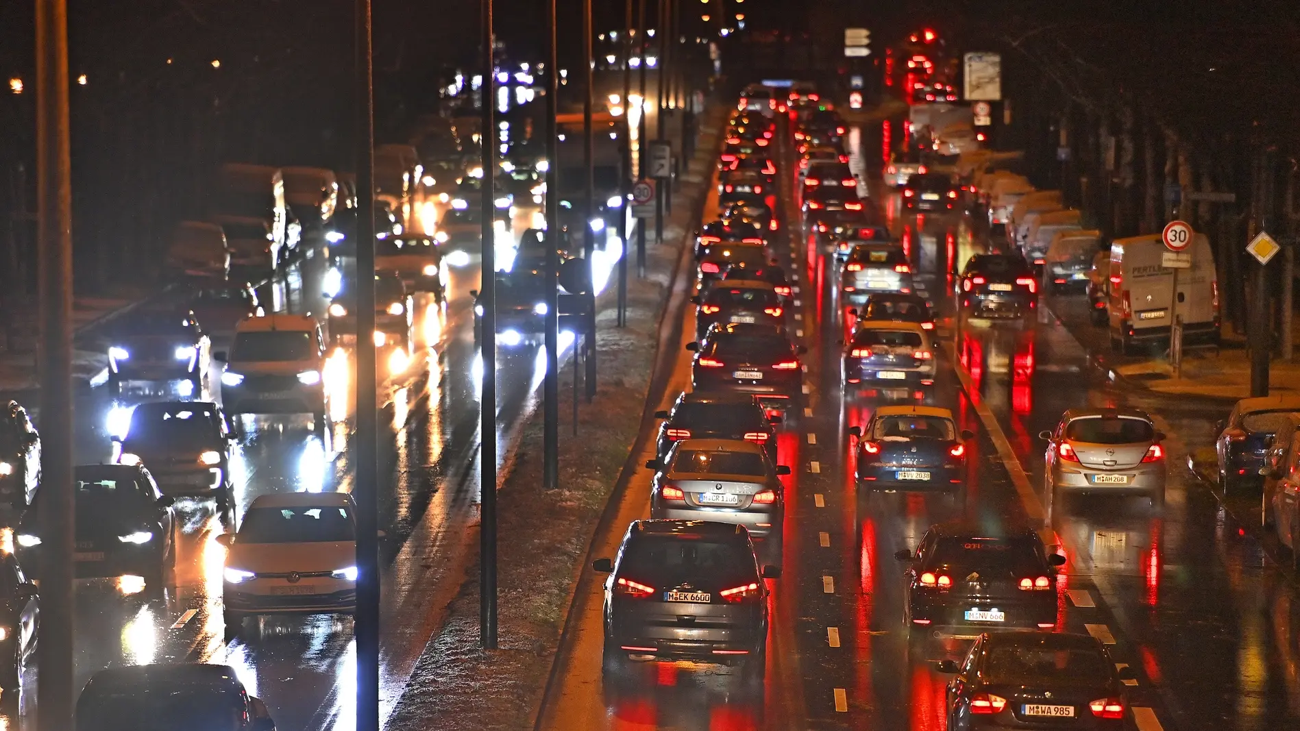 Abendlicher Straßenverkehr in München.