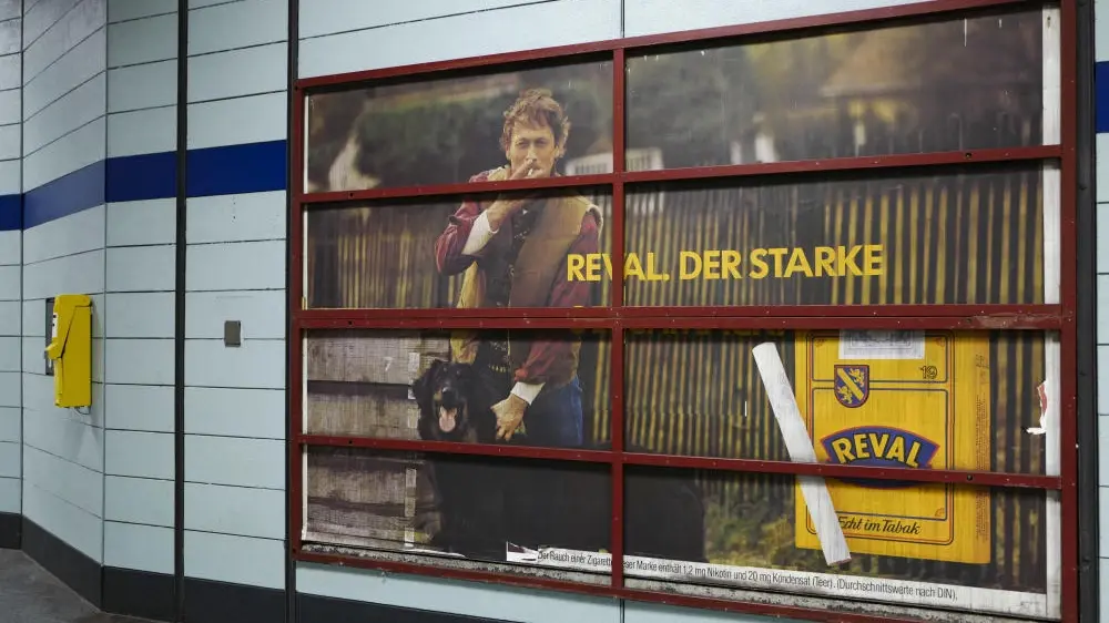 Altes Werbeplakat der Zigarettenmarke Reval Altes Werbeplakat der Zigarettenmarke Reval