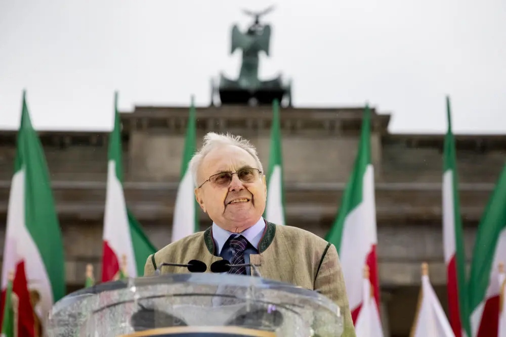 Eduard Lintner bei einer Rede vor dem Brandenburger Tor