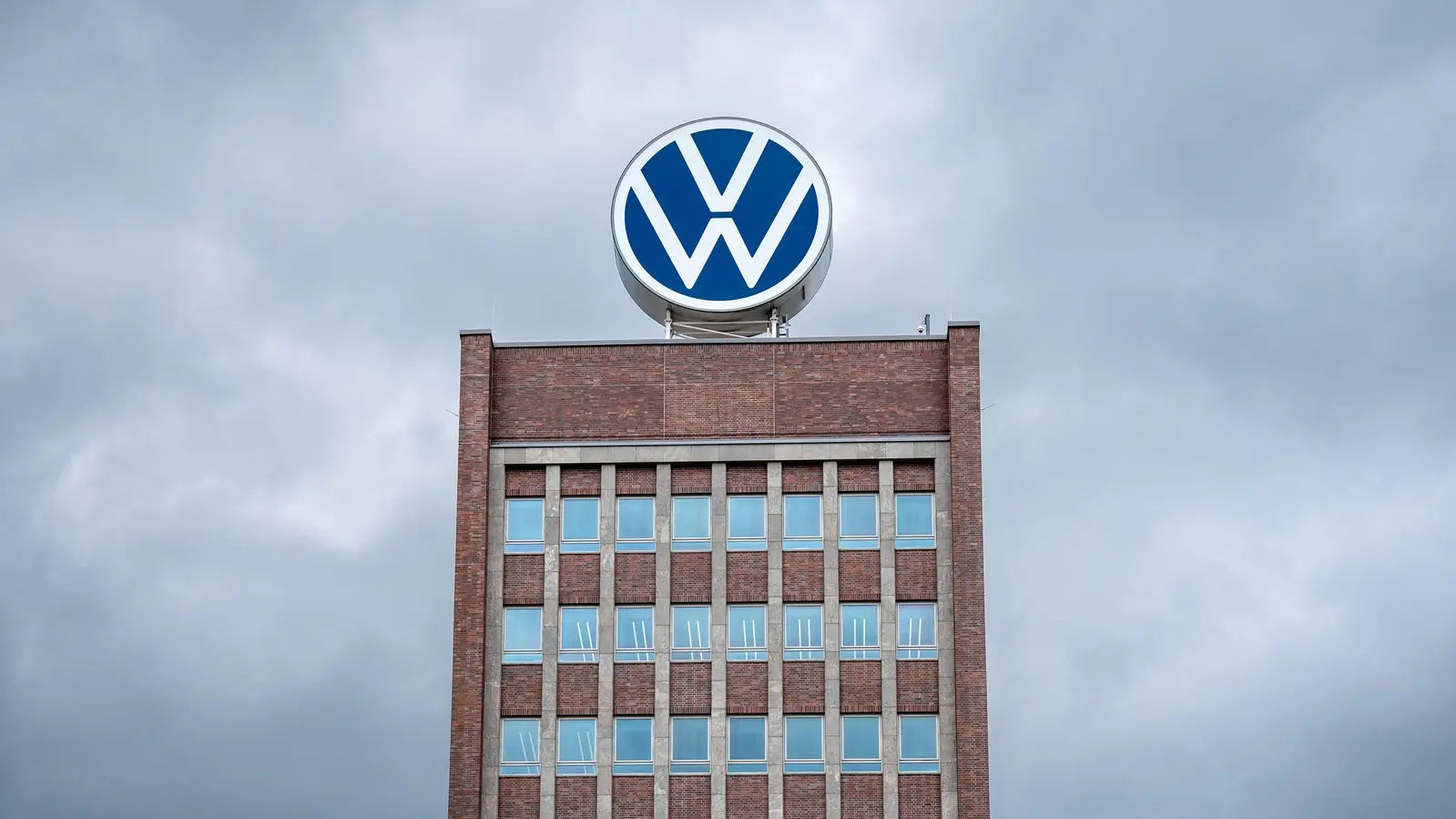 Verbrennerverbot Markenhochhaus des Volkswagenwerks Wolfsburg