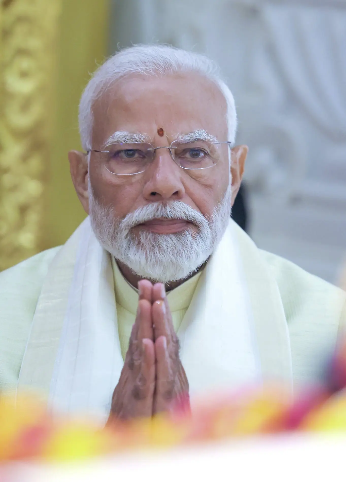 Porträt von Narendra Modi mit ernstem Blick macht indischen Gruß