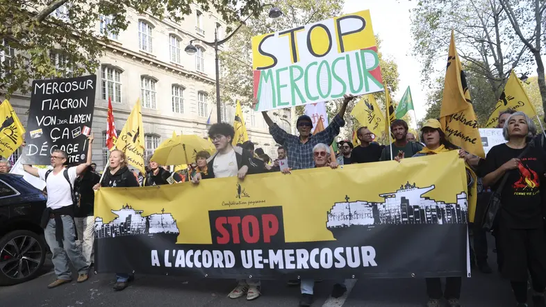 Protestanten laufen durch die Straßen von Paris.