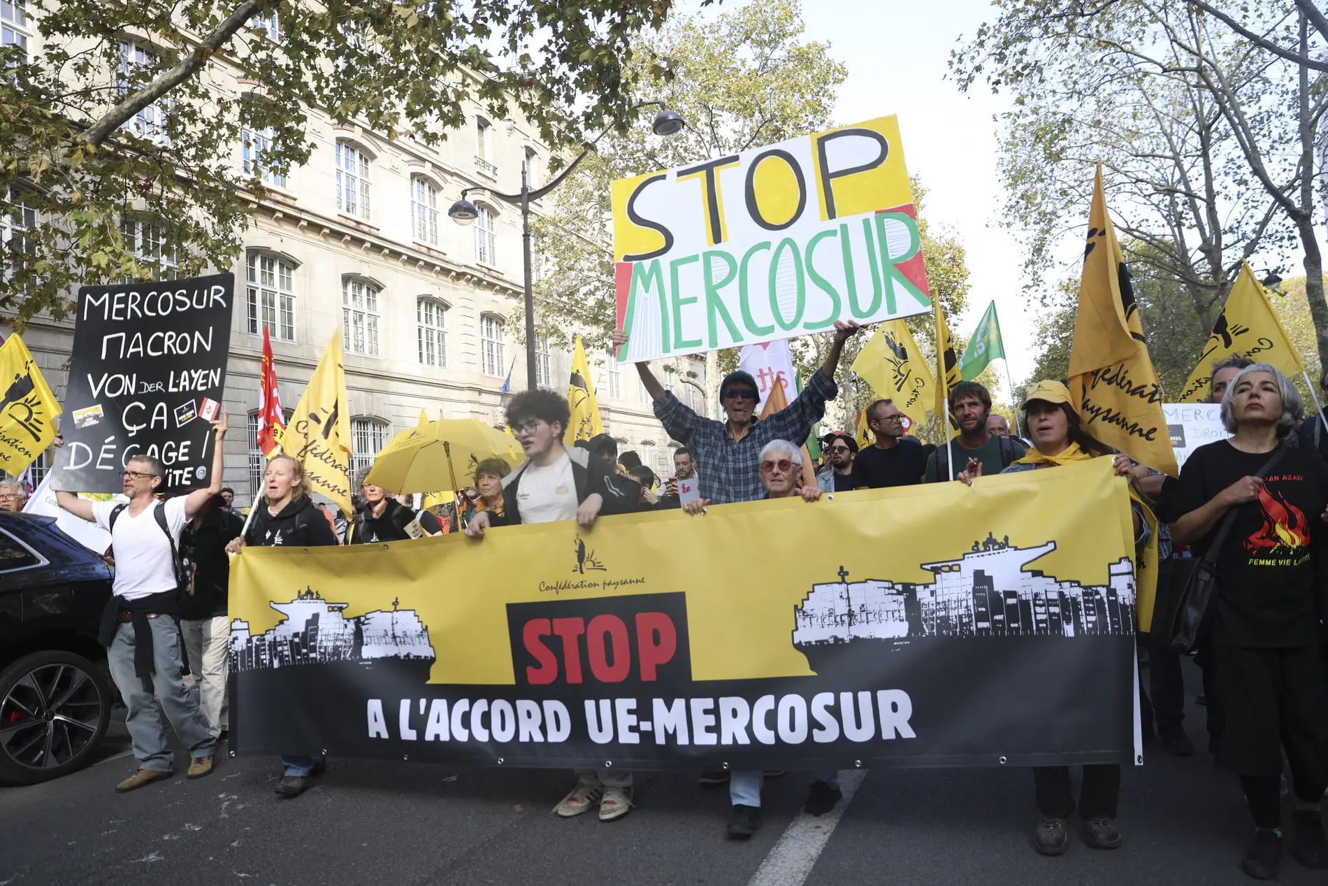 Protestanten laufen durch die Straßen von Paris.