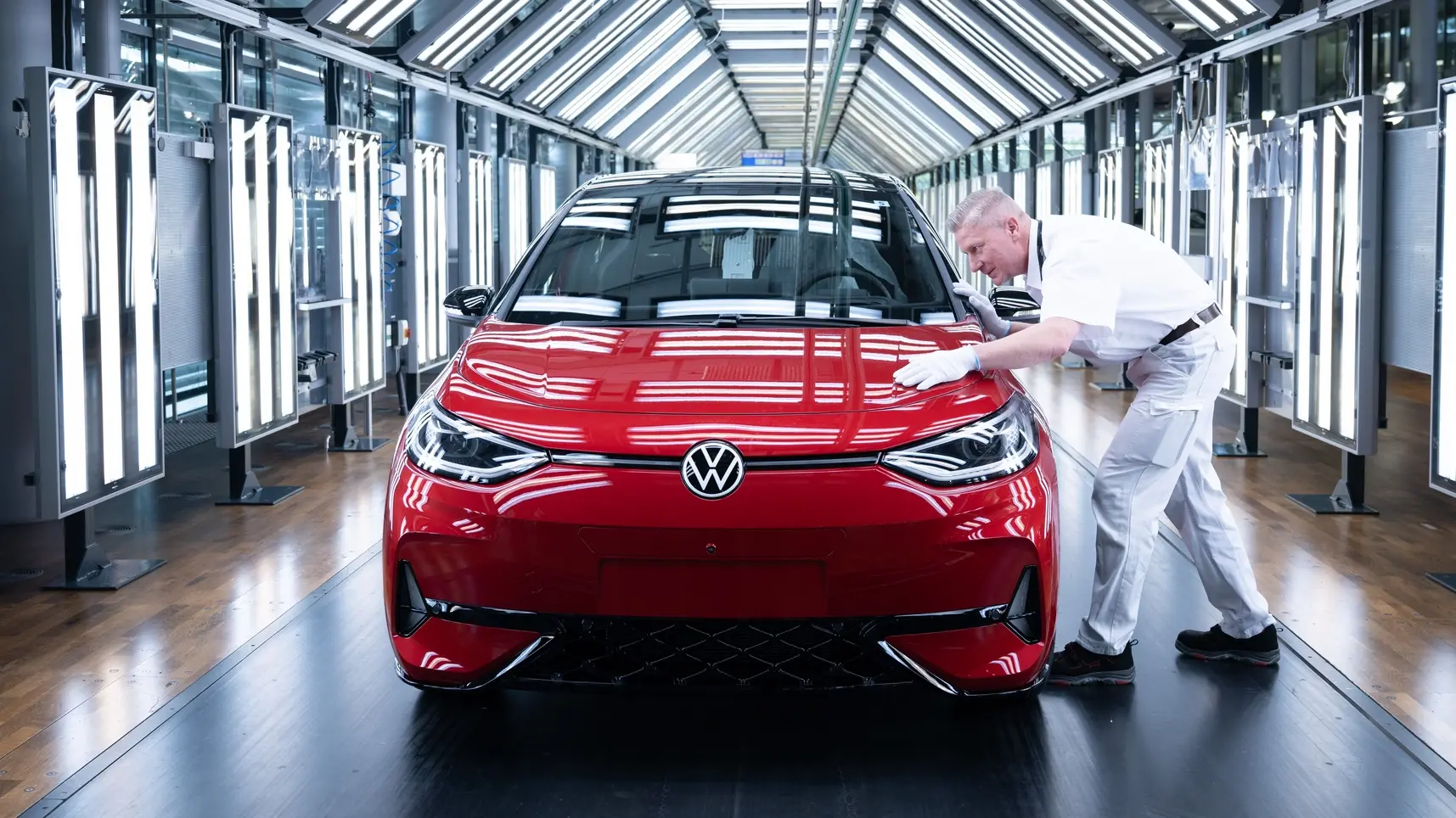 Investitions-Booster: Förderung von E-Autos Ein Mitarbeiter inspiziert im Lichttunnel in der Gläsernen Manufaktur von Volkswagen einen VW ID.3.