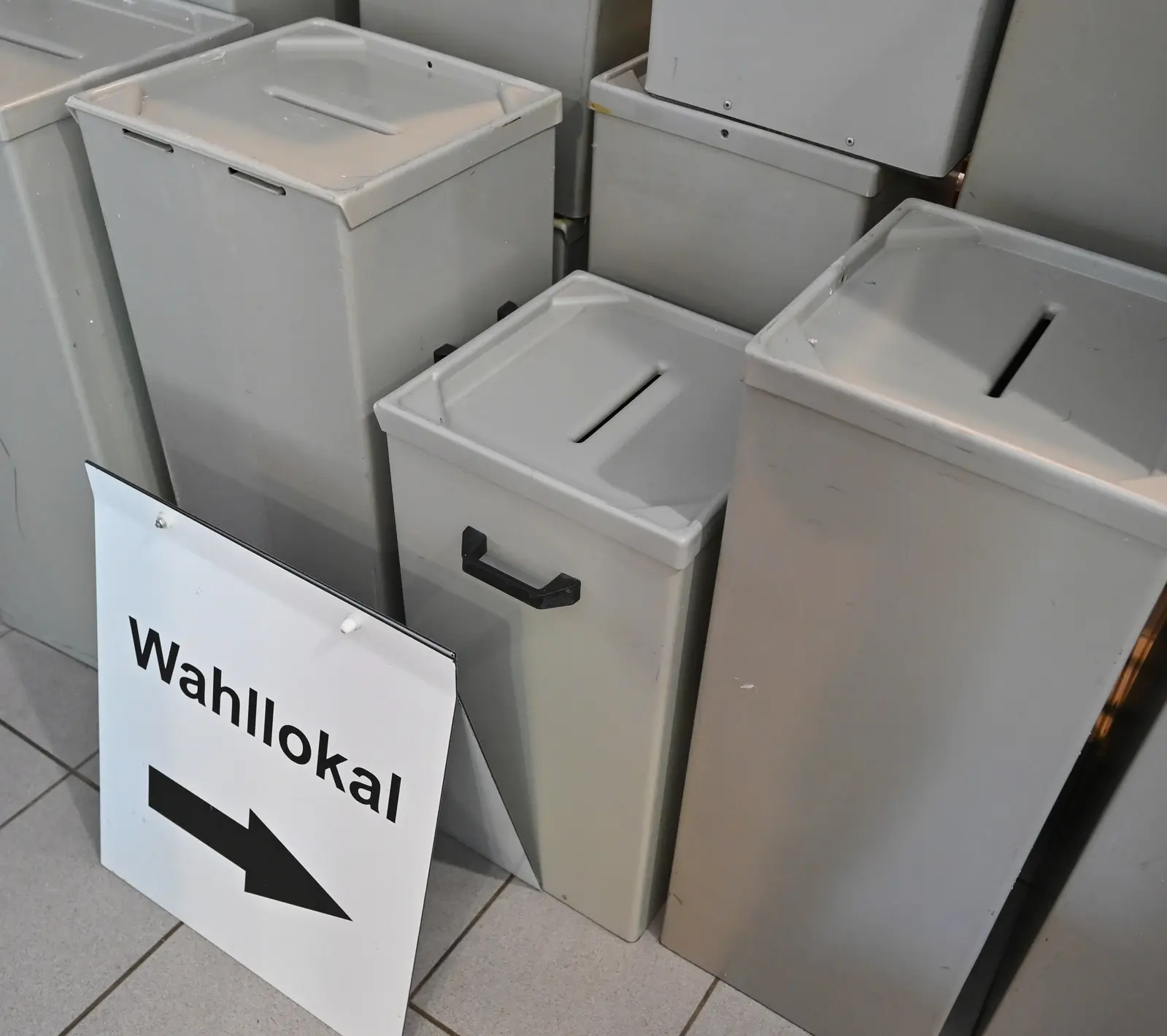 Wahlurnen und -schilder stehen in einem Lager der Stadtverwaltung Frankfurt (Oder).