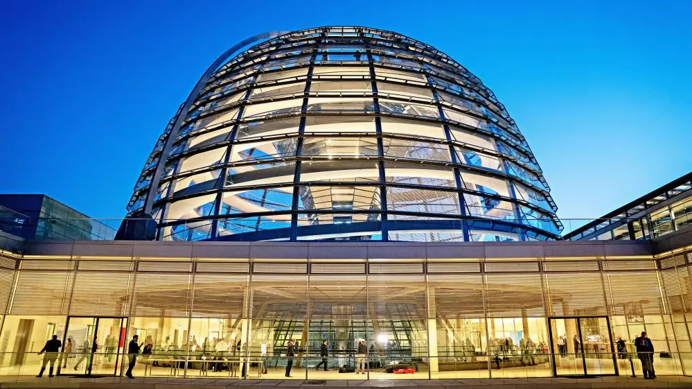 Die Fraktionsebene im Reichstagsgebäude Blick auf die beleuchtete Reichstagskuppel und die Fraktionsebene.