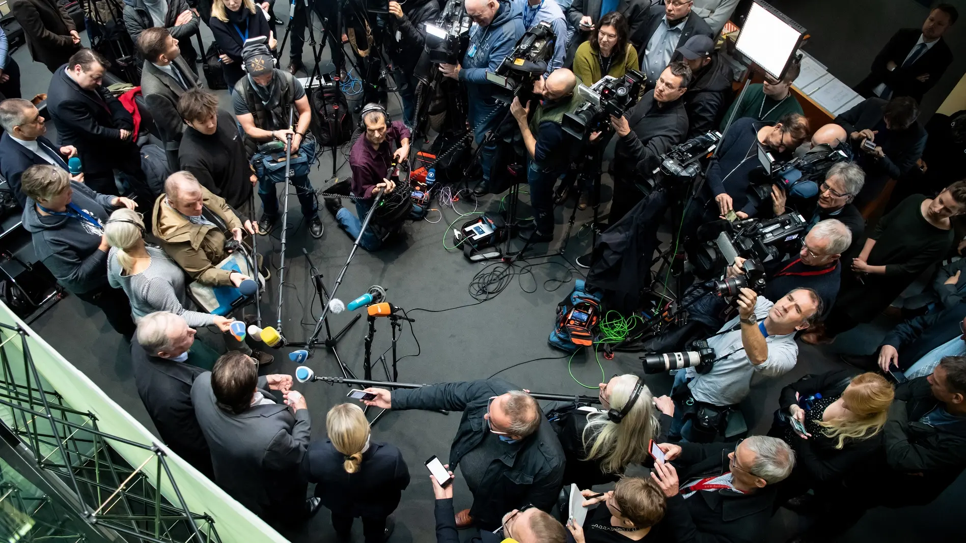 Nach der Abwahl von Stephan Brandner Alice Weidel, Stephan Brandner und Alexander Gauland von Presse umringt