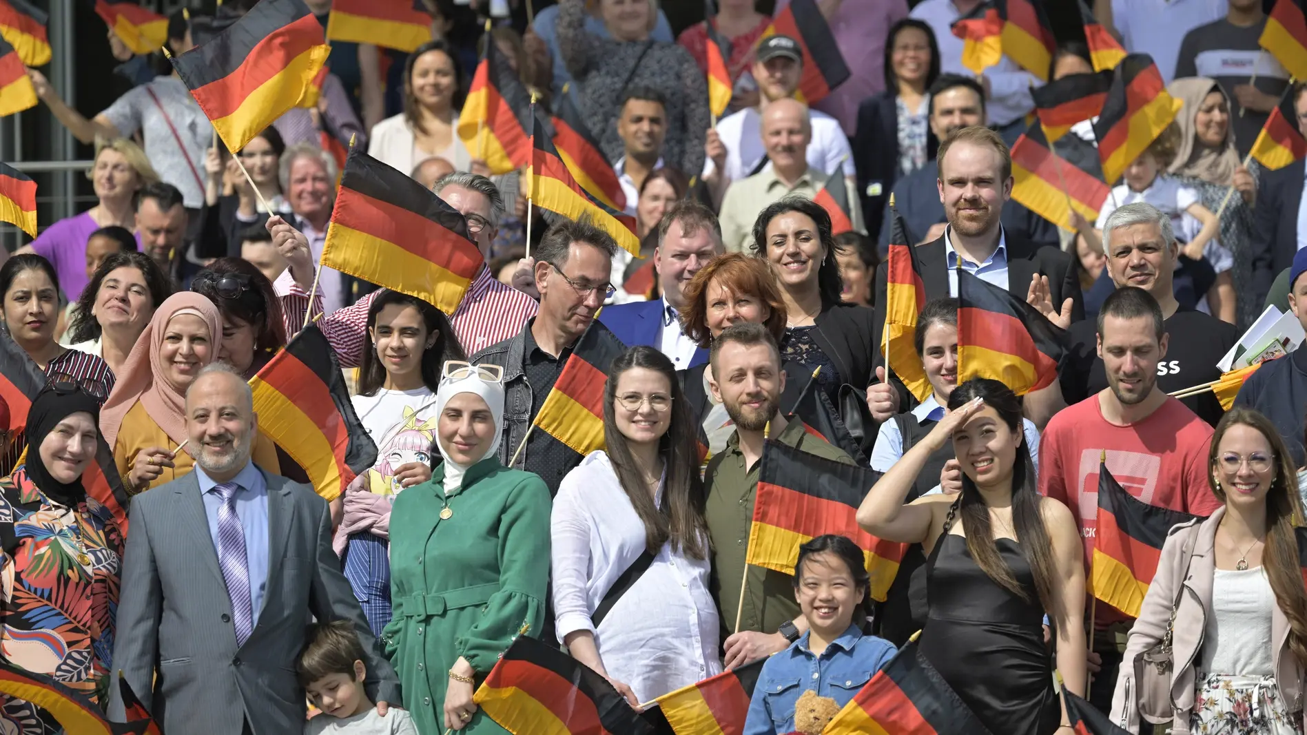 Neu eingebürgerte Menschen im April 2024 auf dem Landtagsvorplatz in Dresden Neu eingebürgerte Personen während eines Gruppenfotos auf dem Landtagsvorplatz