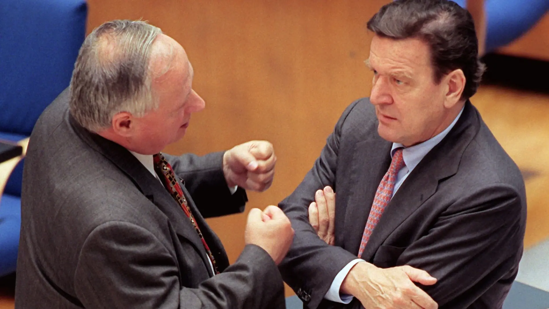 Oskar Lafontaine und Gerhard Schröder Gestenreich unterhalten sich Oskar Lafontaine und Gerhard Schröder