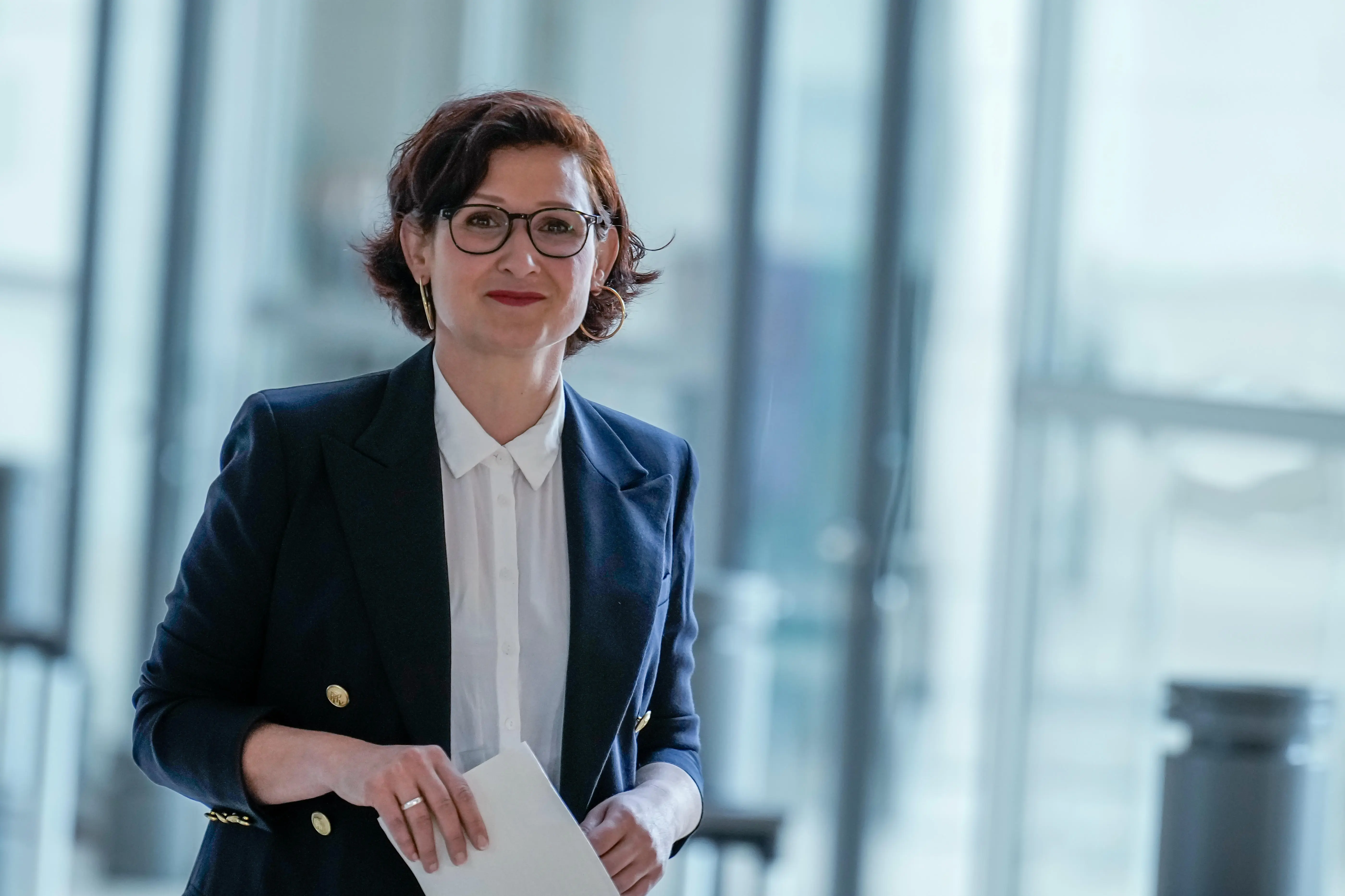 Die neue Leiterin der Antidiskriminierungsstelle: Ferda Ataman Ferda Ataman beim Pressestatement im Anschluss an ihre Wahl zur neuen Leiterin der Antidiskriminierungsstelle des Bundes.