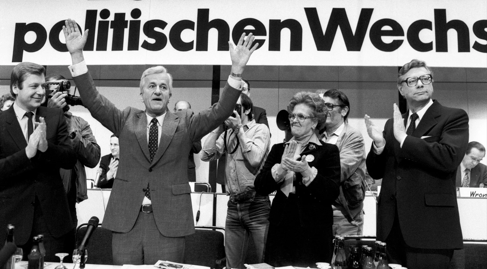 Richard von Weizsäcker jubelt bei der Wahl zum Berliner CDU-Landesvorsitzenden