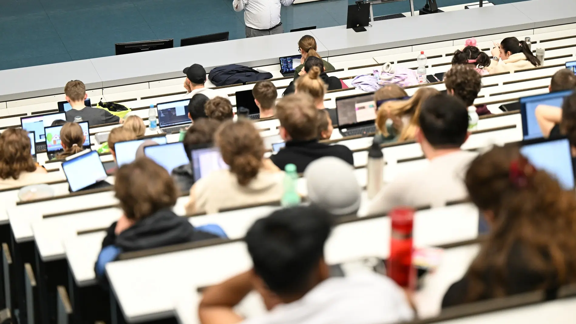 Ein Professor hält an der Universität in Tübingen eine Vorlesung in Praktischer Informatik.