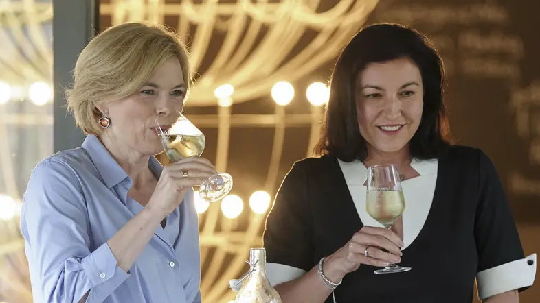 Julia Klöckner und Dorothee Bär trinken Wein