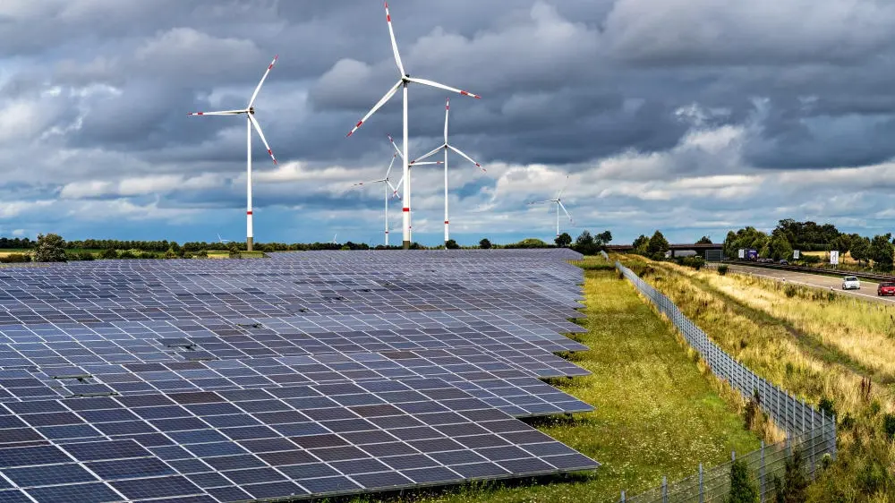 Energiewende auf dem flachen Land. Eine Photovoltaikanlage auf einem Feld
