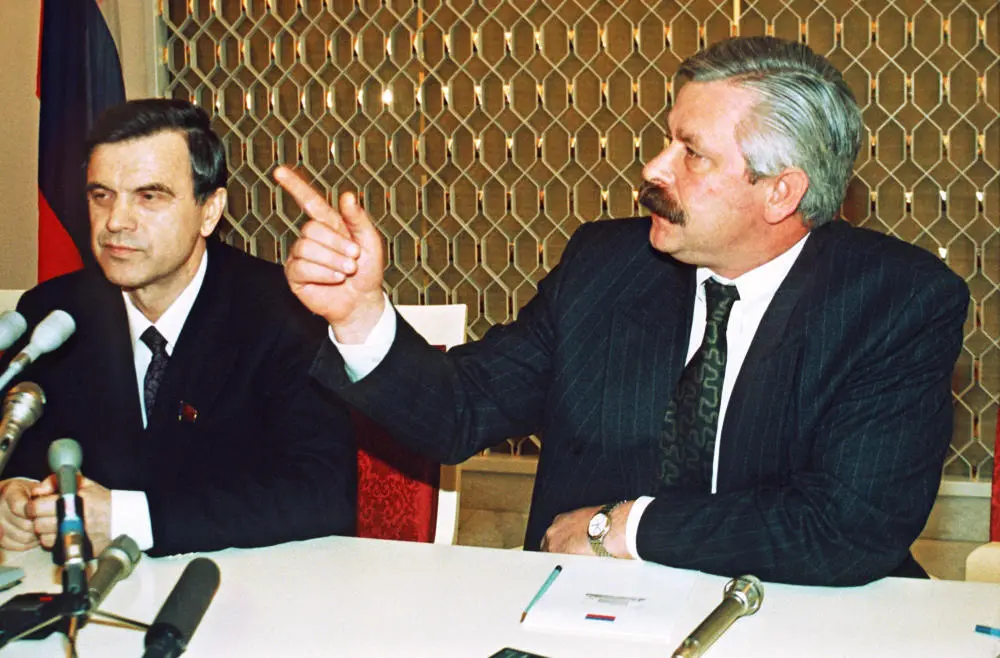 Die Gegenspieler des Präsidenten. Das Bild zeigt Parlamentspräsident Ruslan Chasbulatow (links) und Jelzins Vize Alexander.