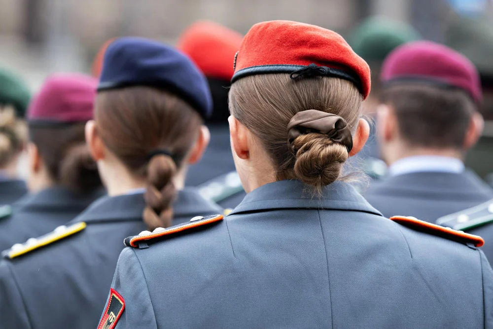 Soldatinnen in Uniform von hinten
