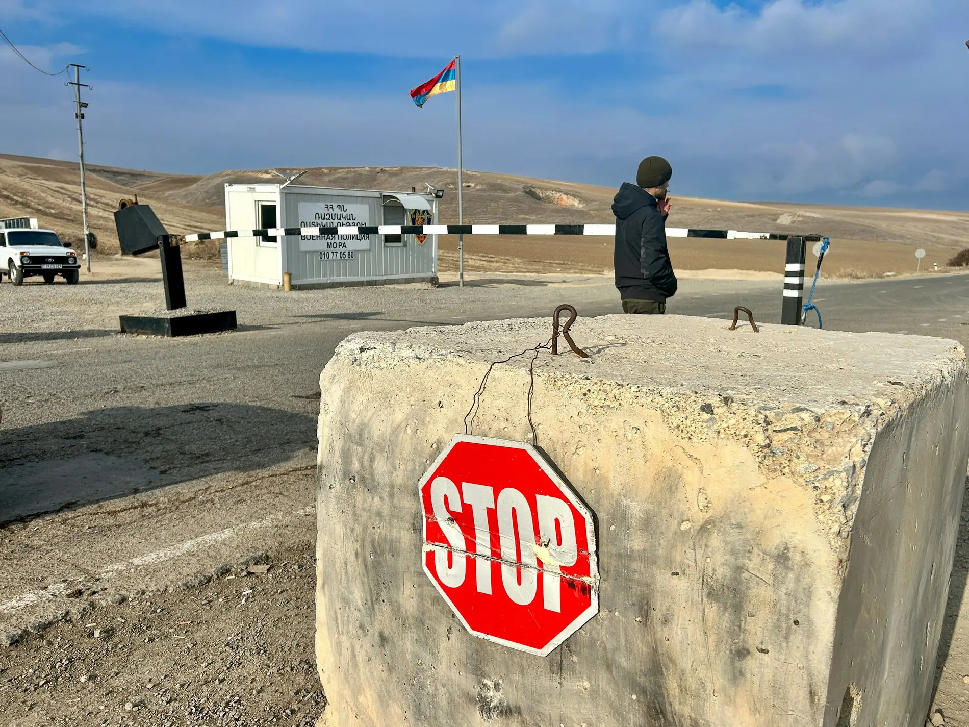 Blockade aus Stein an der Grenze zu Berg-Karabach