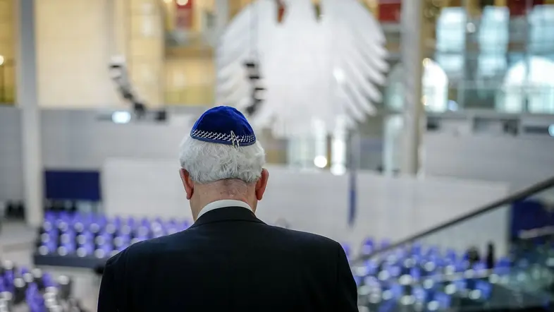 Ein Mann mit Kippa im Deutschen Bundestag. 