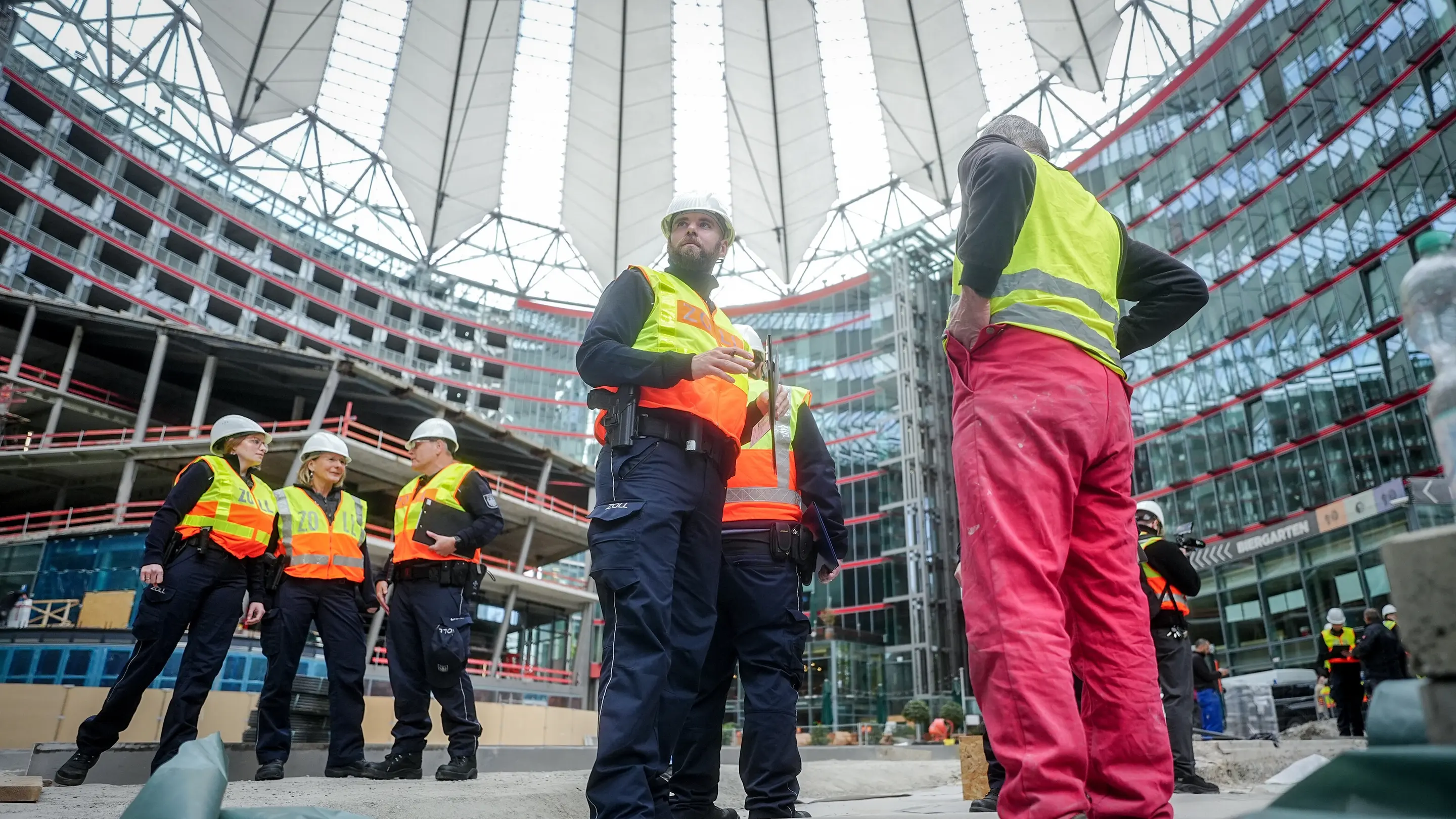 Beamte des Zolls nehmen an einem Einsatz gegen Schwarzarbeit teil. 