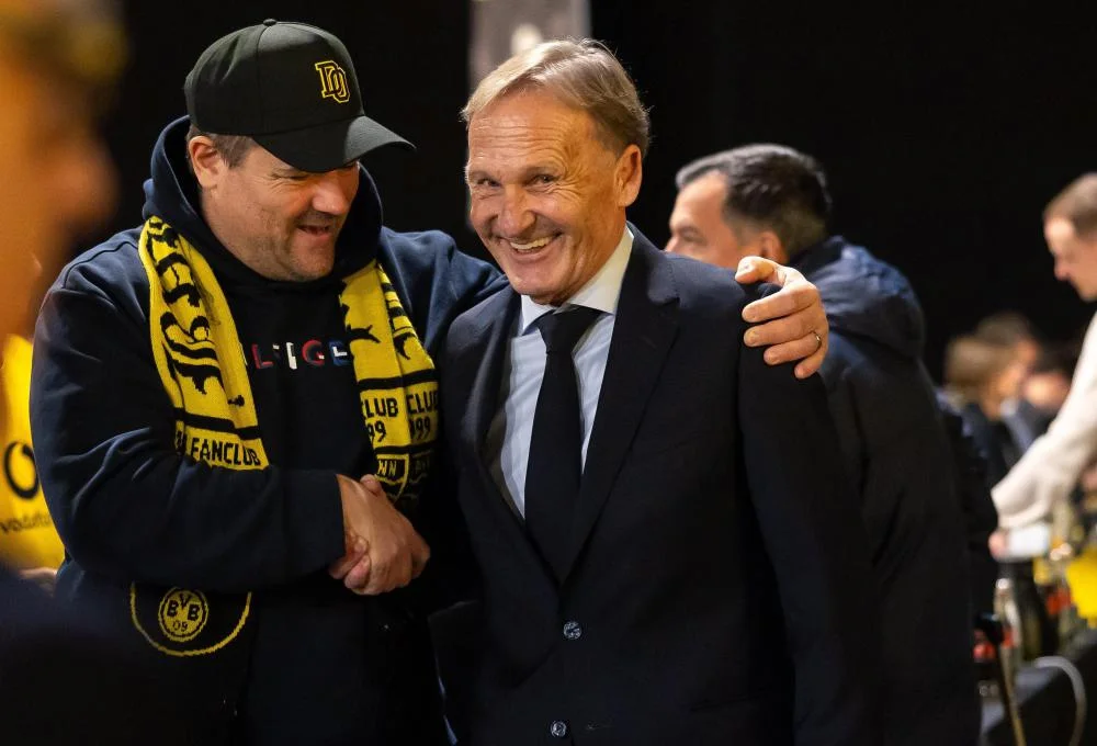 Hans-Joachim Watzke und ein BVB-Fan beim Handschlag
