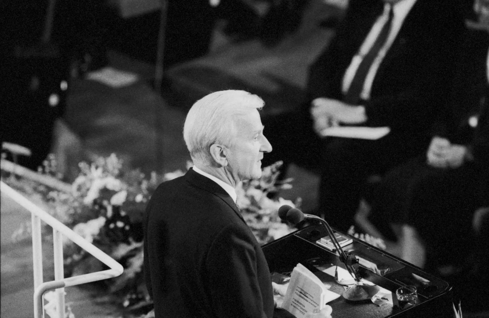 Richard von Weizsäcker Schwarz-Weiß-Foto von Richard von Weizsäcker seitlich am Rednerpult