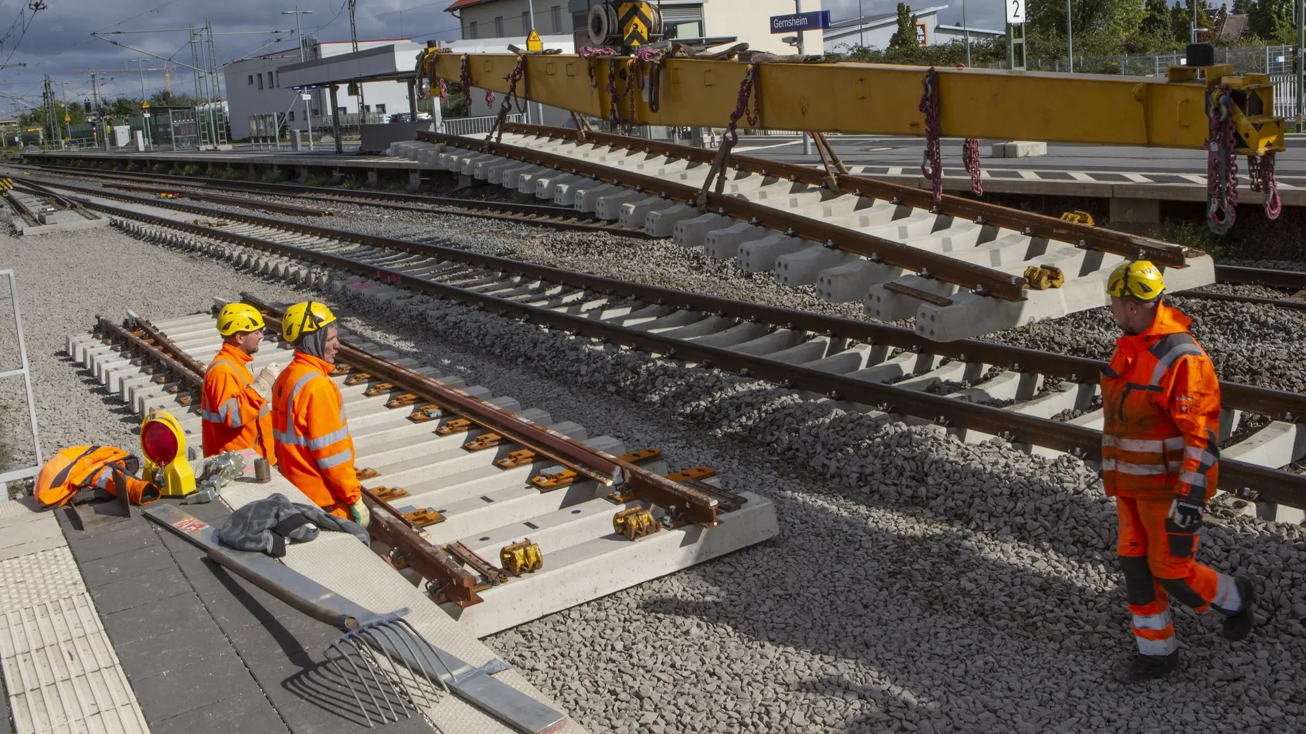 So wird die Schuldenbremse gelockert Bauarbeiten auf den Schienen in einem Bahnhof