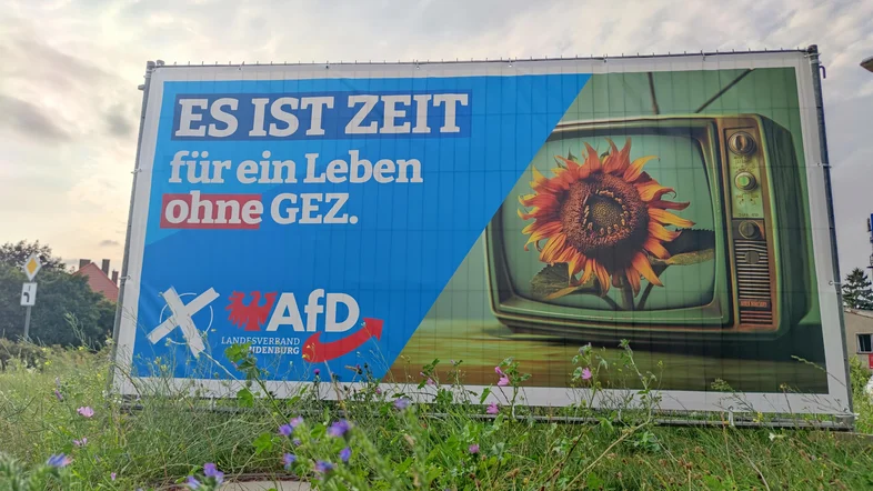 AfD-Wahlplakat mit der Aufschrift "Es ist Zeit für ein Leben ohne GEZ"