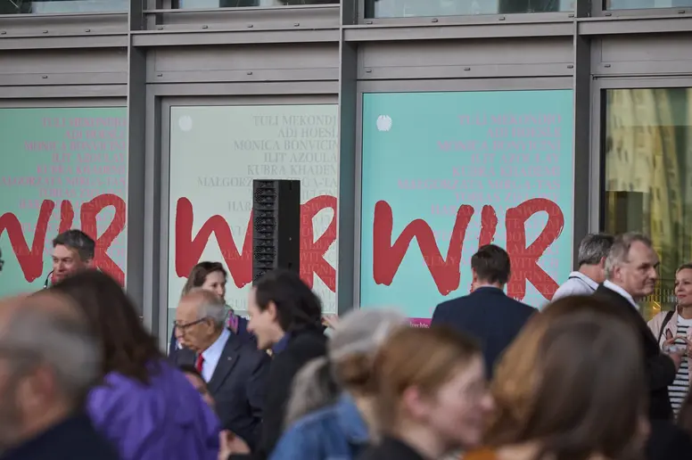 Besucher der Ausstellung WIR