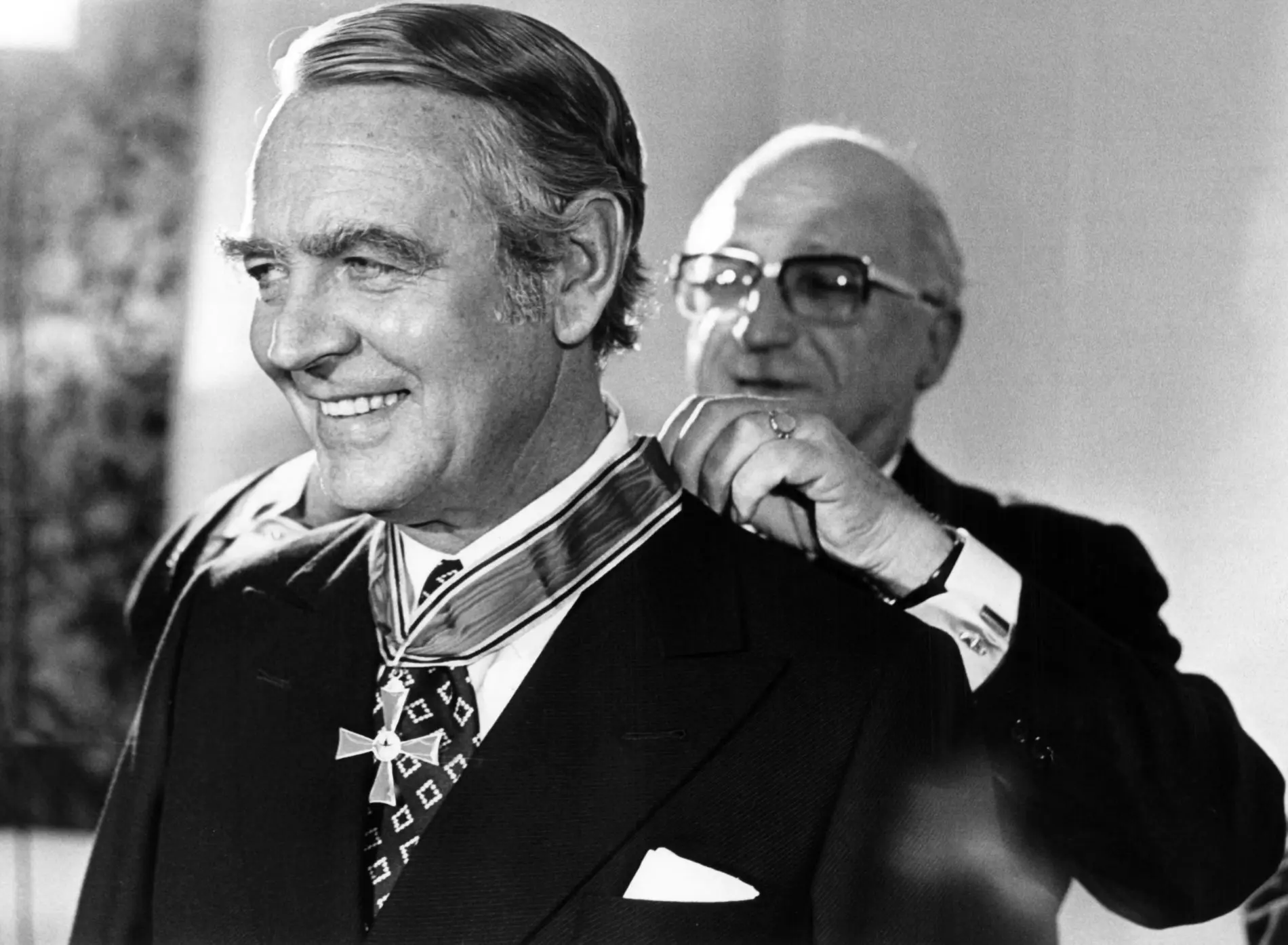Berthold Beitz erhält 1973 das Große Bundesverdienstkreuz mit Stern.
