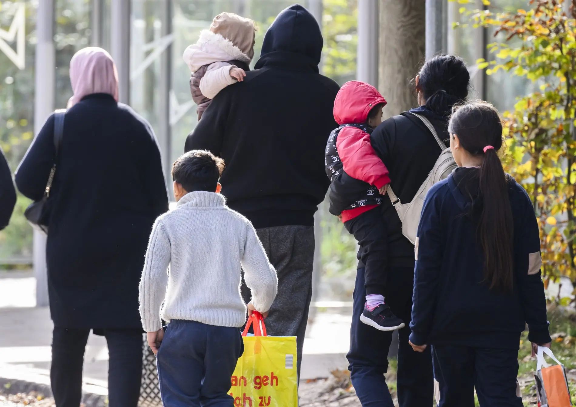 Flüchtlinge verlassen in Braunschweig die Landesaufnahmebehörde Niedersachsen