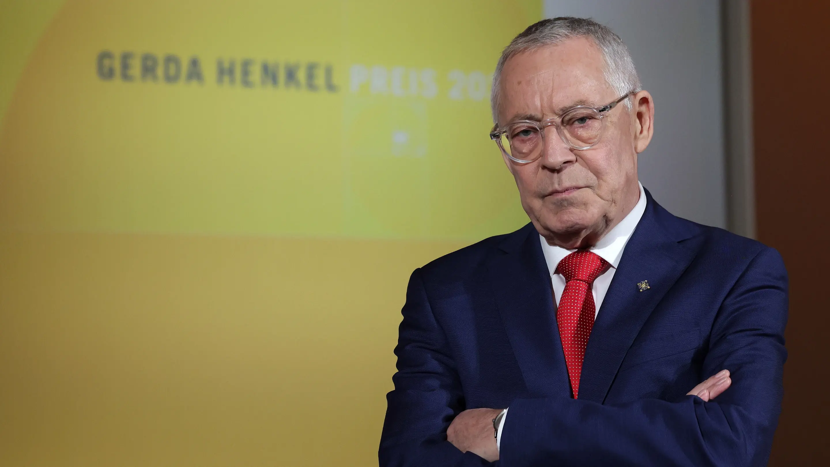Karl Schlögel im Porträt mit verschränkten Armen