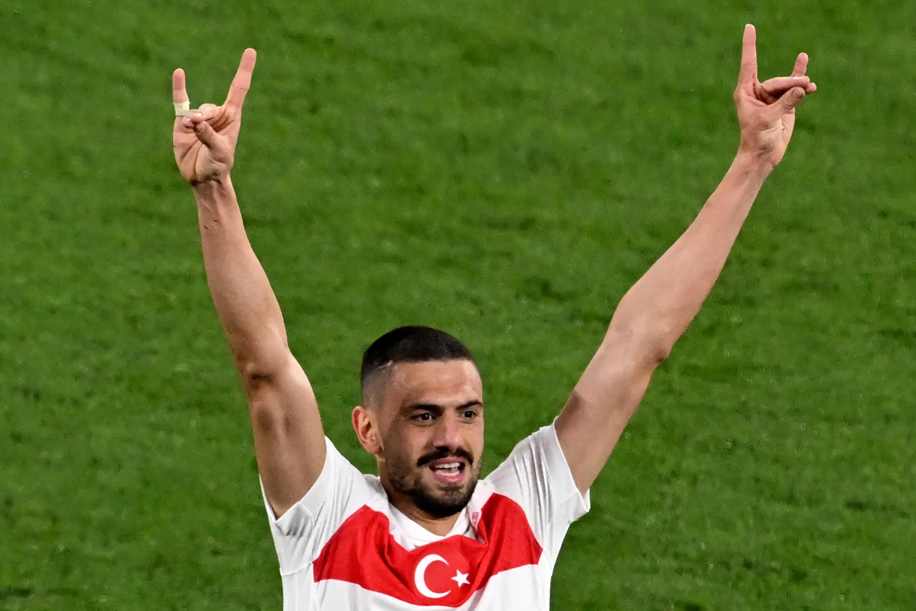 Merih Demiral Merih Demiral zeigt den sogenannten "Wolfsgruß".