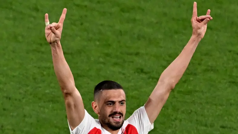 Merih Demiral zeigt den "Wolfgruß".
