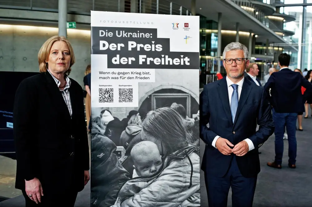 Ausstellung „Die Ukraine: Der Preis der Freiheit“ Bärbel Bas mit dem Botschafter der Ukraine in Deutschland, Andrij Melnyk
