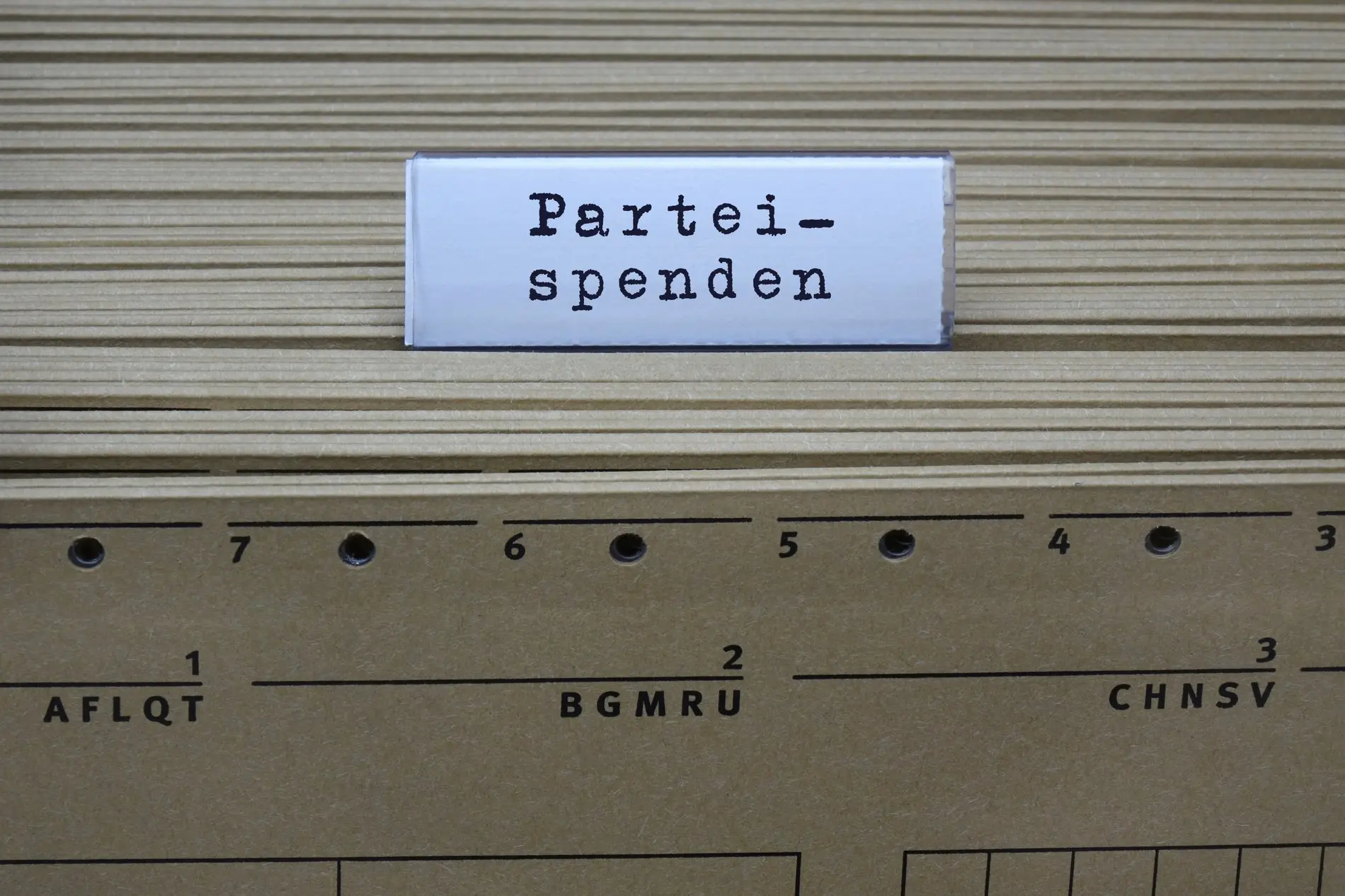 Ordner mit der Aufschrift "Parteispenden"