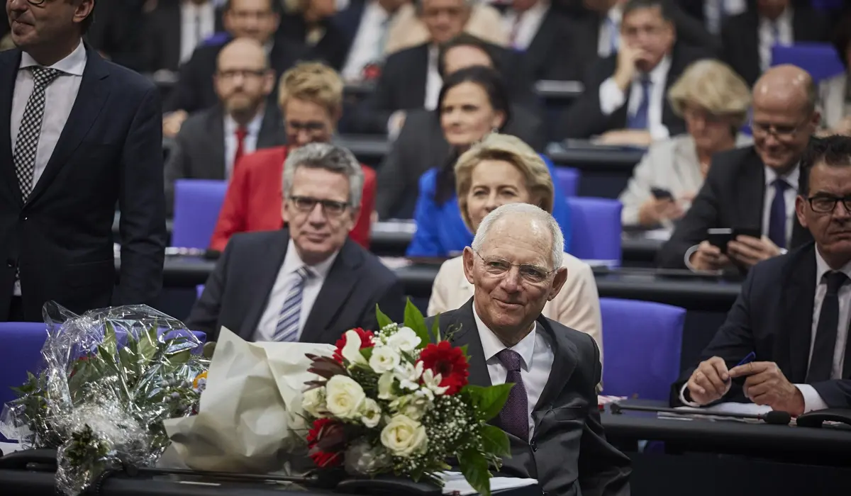 Wolfgang Schäuble mit Blumensträußen im Plenum