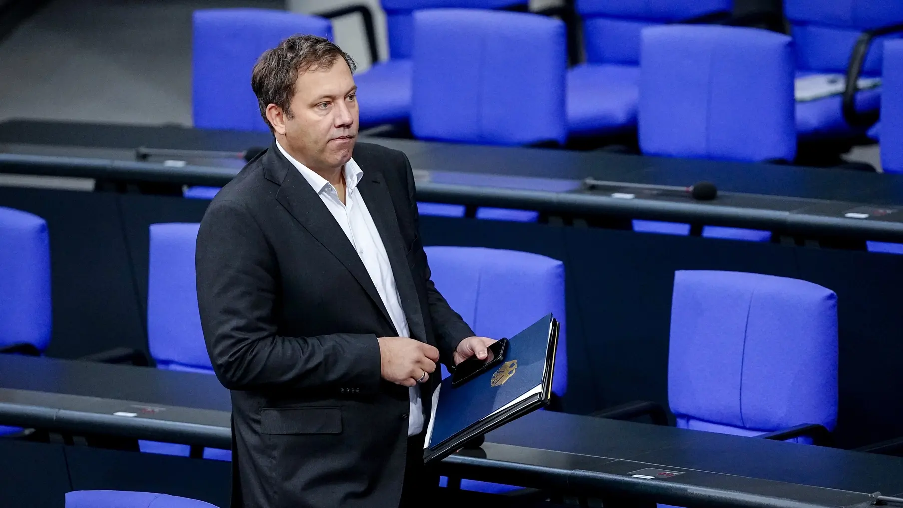 Lars Klingbeil (SPD), Bundesminister der Finanzen, im Plenum des Bundestags