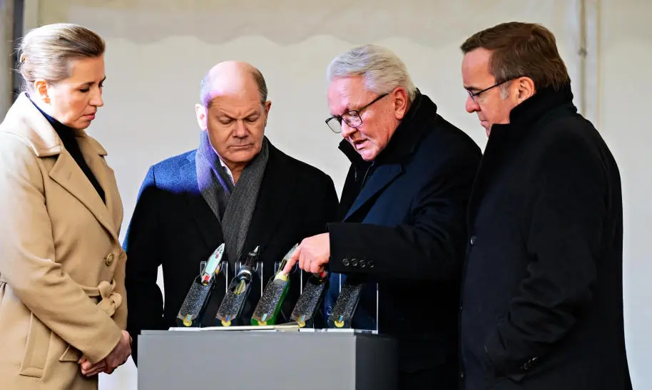 Rüstungsindustrie EU Dänemarks Premierministerin Mette Frederiksen, Bundeskanzler Olaf Scholz, Rheinmetall-Chef Armin Papperger und Verteidigungsminister Boris Pistorius beim gemeinsamen Besuch des Hauptwerks von Rheinmetall.