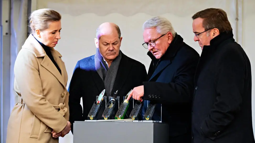 Dänemarks Premierministerin Mette Frederiksen, Bundeskanzler Olaf Scholz, Rheinmetall-Chef Armin Papperger und Verteidigungsminister Boris Pistorius beim gemeinsamen Besuch des Hauptwerks von Rheinmetall.