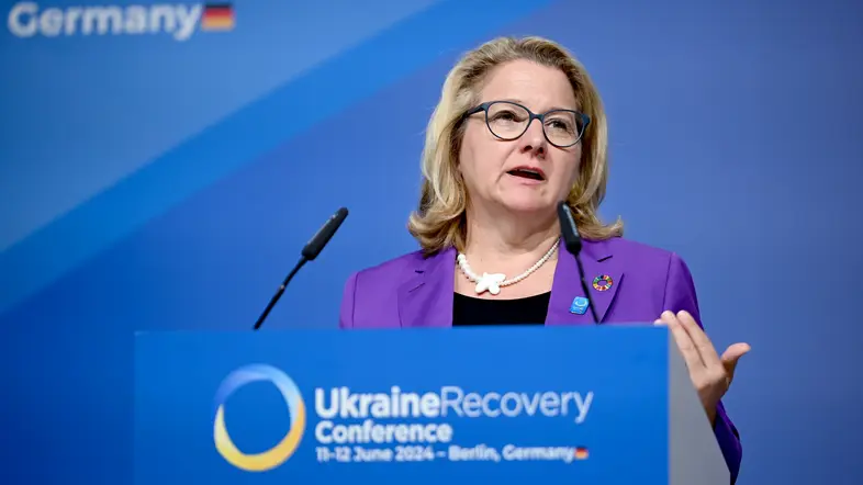 Svenja Schulze spricht bei der Ukraine-Wiederaufbaukonferenz