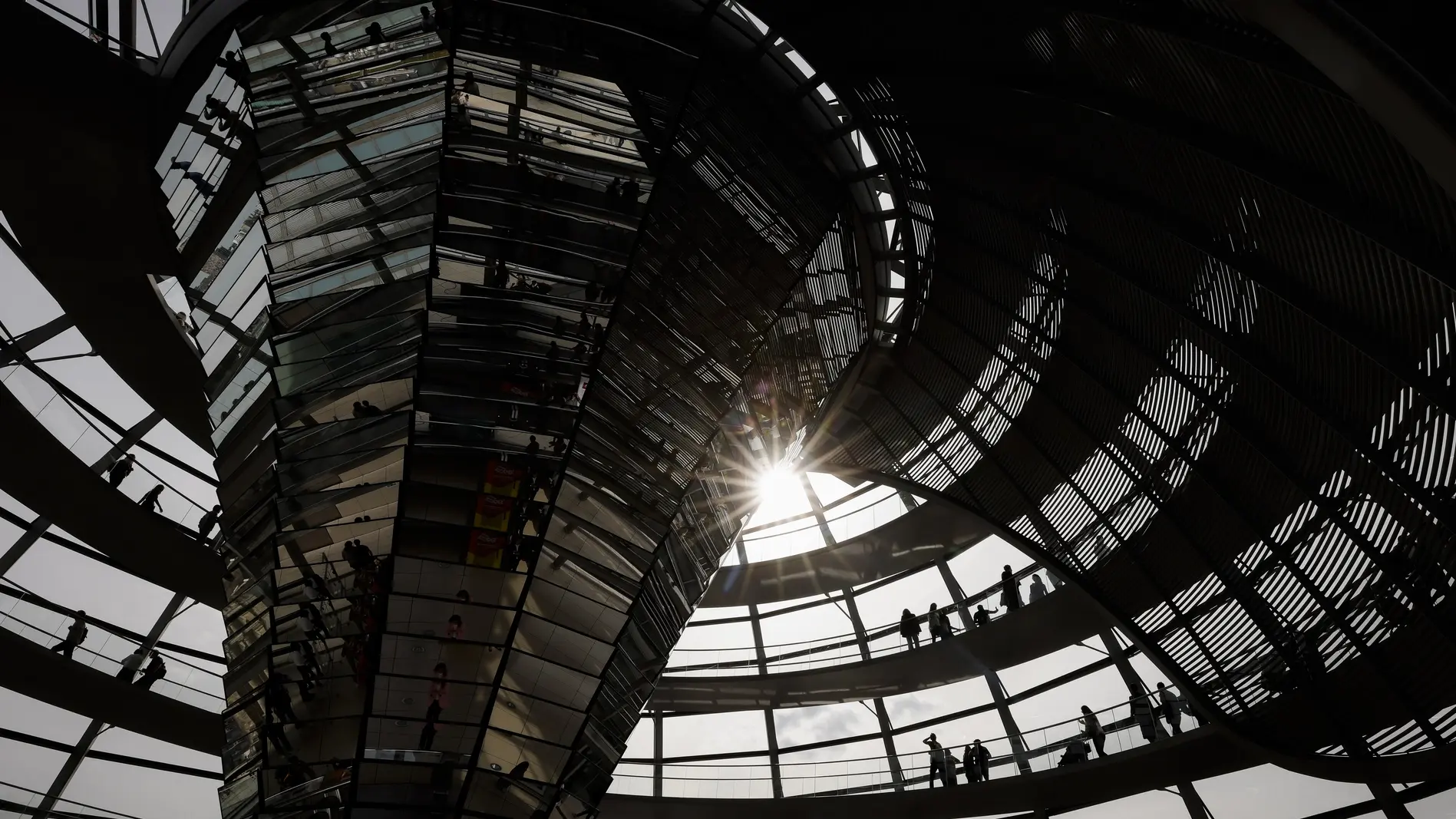 Blick nach oben in die Kuppel des Reichstagsgebäudes.