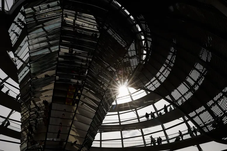 Blick nach oben in die Kuppel des Reichstagsgebäudes.