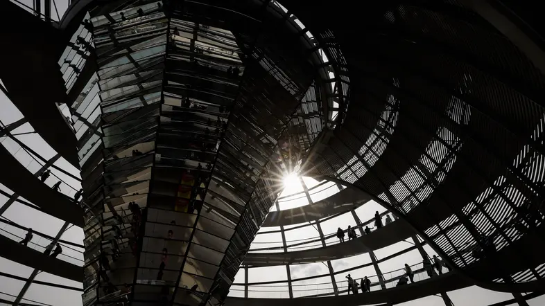 Blick nach oben in die Kuppel des Reichstagsgebäudes.