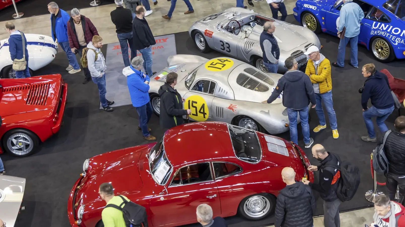 Automesse für Oldtimer in Stuttgart Aufnahme aus der Luft von einer Automesse