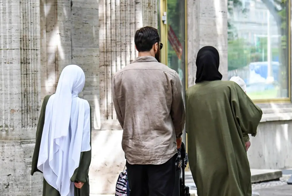 Kein Familiennachzug mehr Eine muslimische Familie unterwegs in Berlin. Zu Flüchtlingen mit subsidiärem Schutzstatus wird es nach dem Beschluss des Bundestages zwei Jahre lang zu keinem Familiennachzug - außer in Ausnahmefällen - mehr kommen.