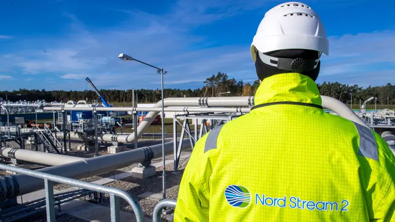 Mitarbeiter von Nord Stream 2 steht auf Plattform in der Erdgasempfangsstation
