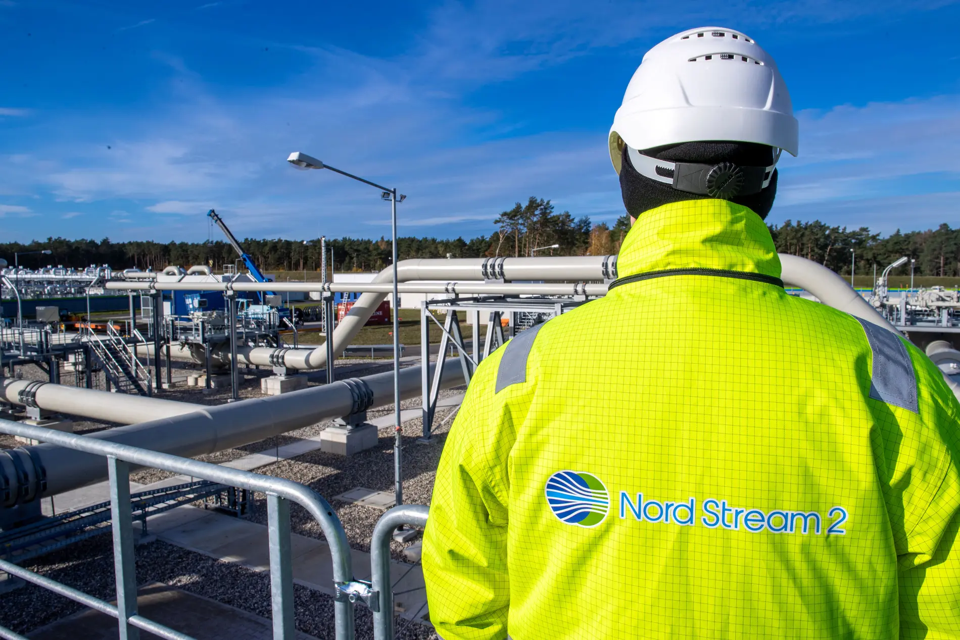 Wo geht's lang in der Energiepolitik? Mitarbeiter von Nord Stream 2 steht auf Plattform in der Erdgasempfangsstation