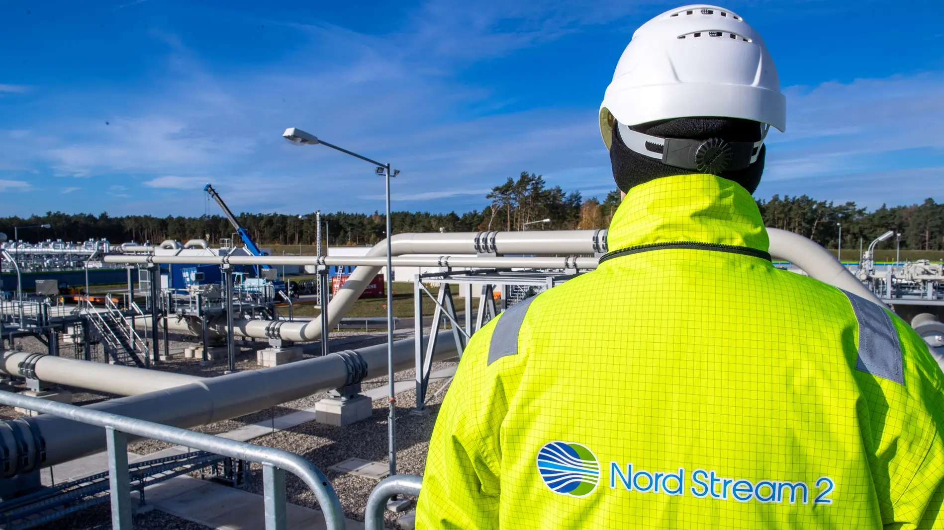 Energiepolitik Mitarbeiter von Nord Stream 2 steht auf Plattform in der Erdgasempfangsstation